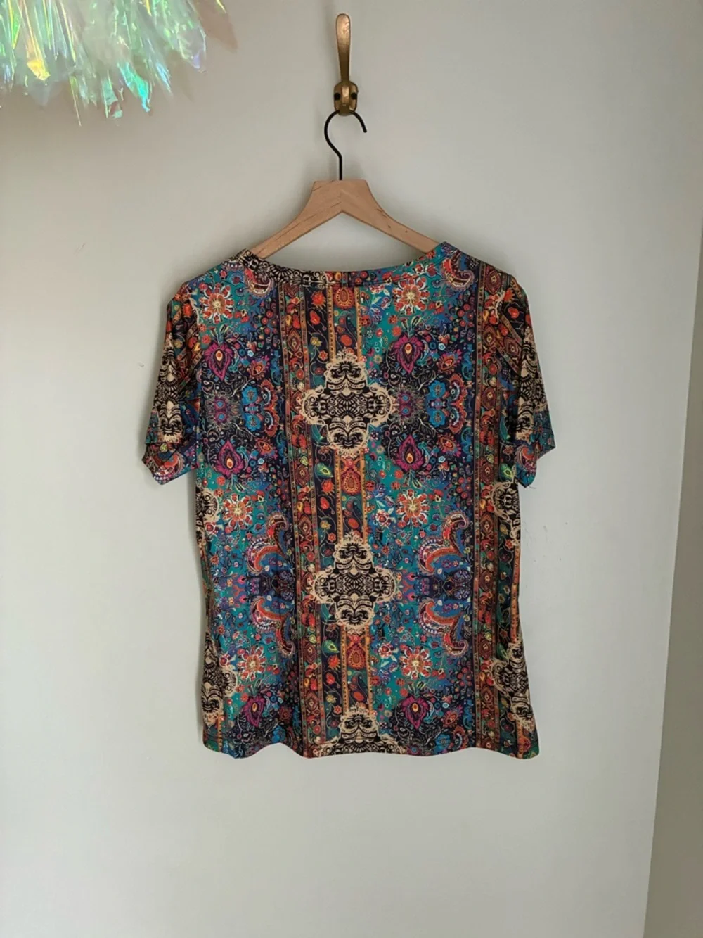 Colorful Bold V-Neck T-shirt Top Size Medium - Picture 4 of 4